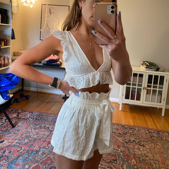 White eyelet embroidery ruffle top and shorts set - Picture 4 of 7
